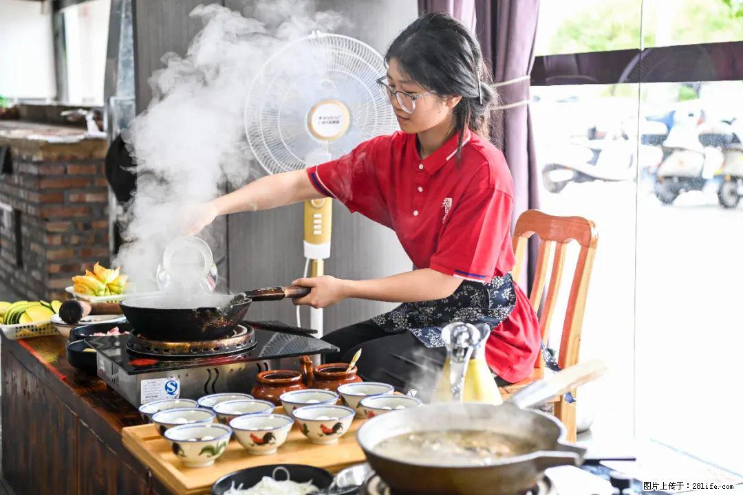 全网追的“扁担女孩”，找了一份暑假工，时薪12元 - 阿坝生活资讯 - 阿坝28生活网 ab.28life.net
